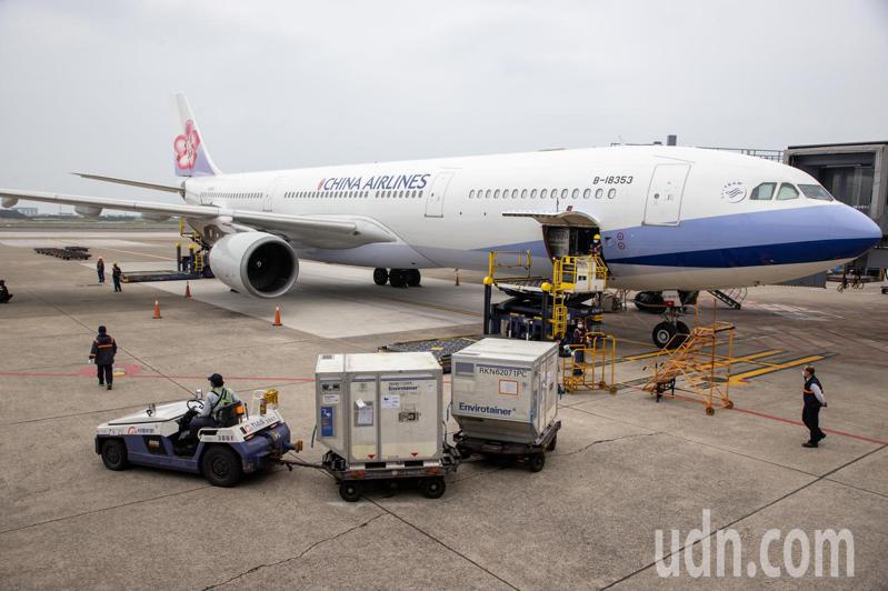 這批我國自購約146.15萬劑AZ疫苗，由華航CI-834航班載運，班機從泰國曼谷起飛後，在今天下午3時12分運抵桃園國際機場。記者季相儒／攝影