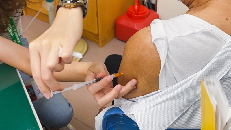台南市政府將加開2場次高端疫苗追加劑中型接種站，分別於1月19日在新營區南瀛堂及1月23日北區許石音樂圖書館提供施打服務。本報資料照片