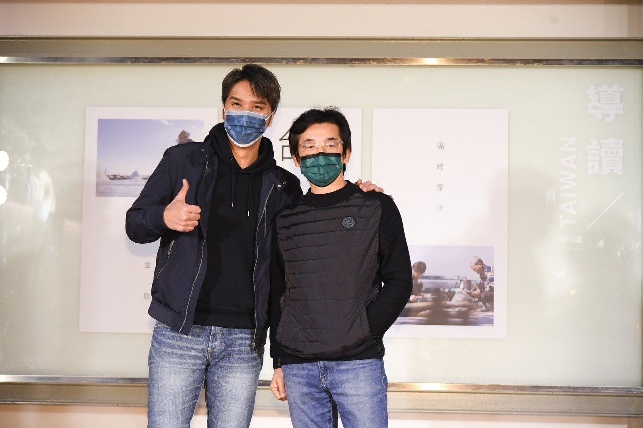 導演魏德聖（右）首次主持節目，好友馬志翔特地來站台。圖／三立提供