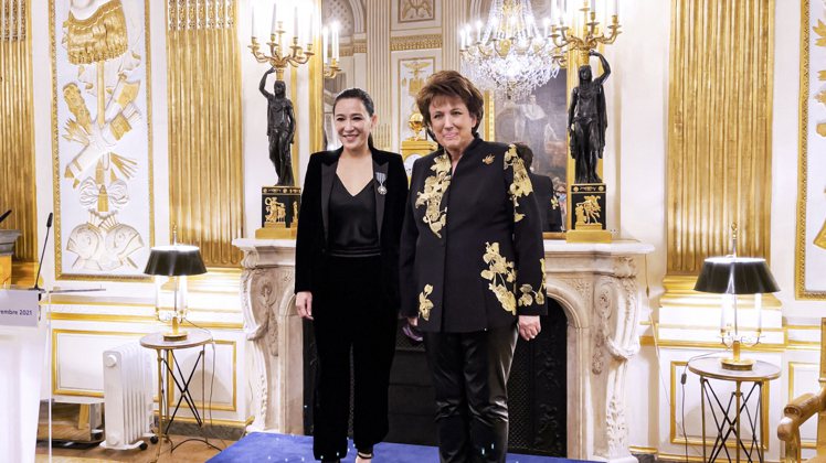 （由左至右）珠寶藝術家 Cindy Chao 與主持授勳儀式的法國文化部部長 R...