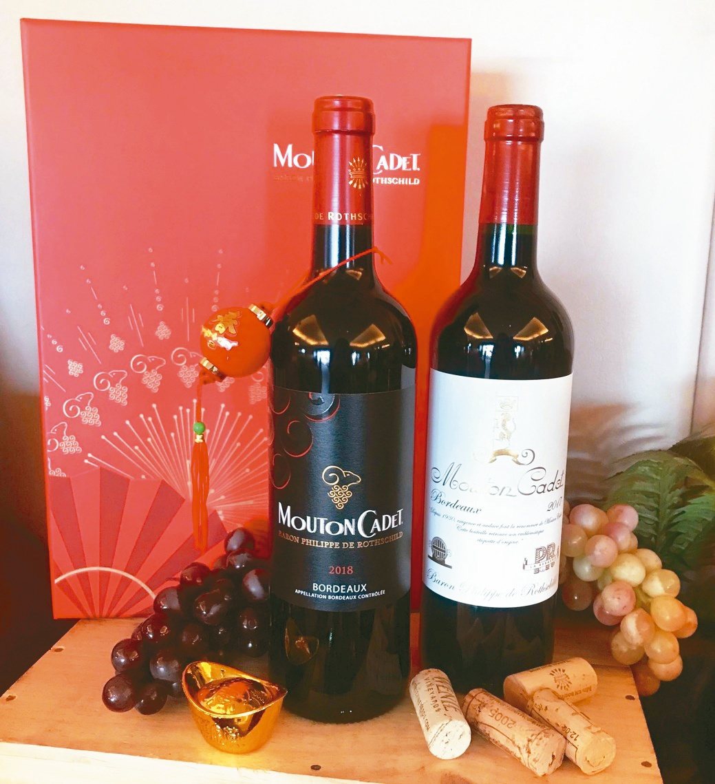 法國摩當卡地（Mouton Cadet）紅酒雙入春節禮盒，採充滿喜氣的大紅為基底...