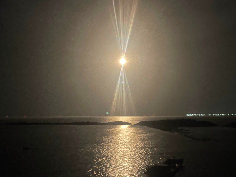 空軍C130運輸機投放照明彈，照亮海域和夜空。記者莊祖銘／攝影