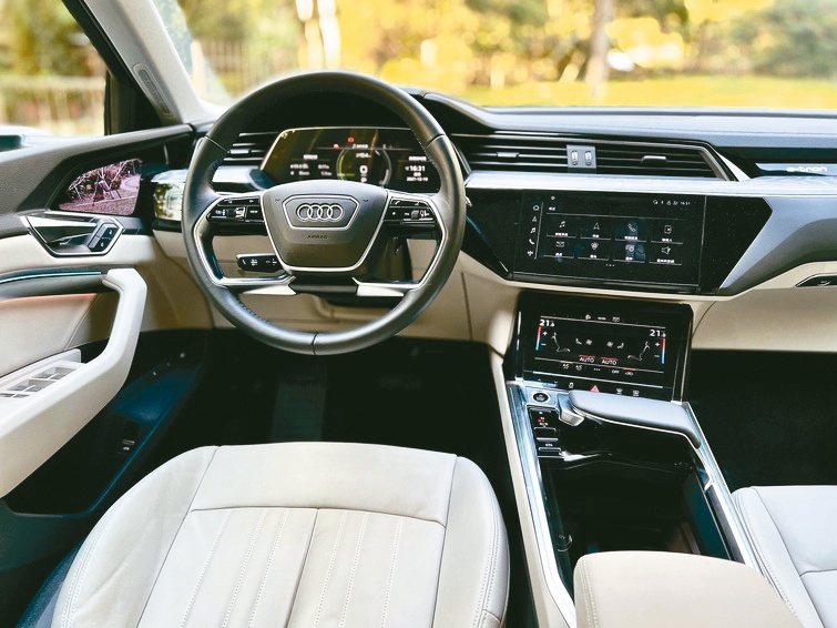 坐進Audi e-tron 55 quattro的駕駛艙，感受一部電動休旅的全新...