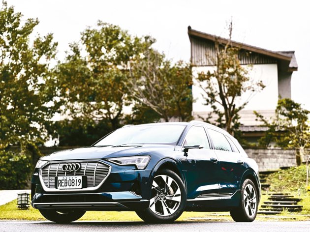 Audi e-tron 55 quattro充飽電的行駛里程多達446公里，加上台灣奧迪積極佈建充電站，沒有里程焦慮問題。圖／陳志光