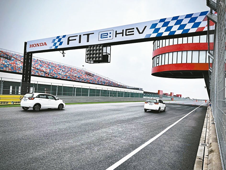 特別在專業賽車場展現Honda New FIT e:HEV為新世代動力科技而生的...