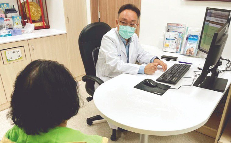 雲林基督教醫院泌尿外科主治醫師江恒杰看診與患者交流經驗。圖／雲林基督教醫院提供