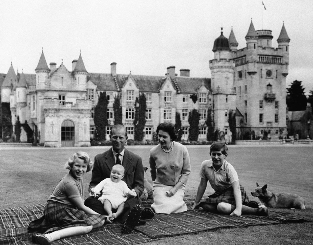 圖為1960年的女王一家，菲利浦親王懷中的孩子就是安德魯。 圖／美聯社