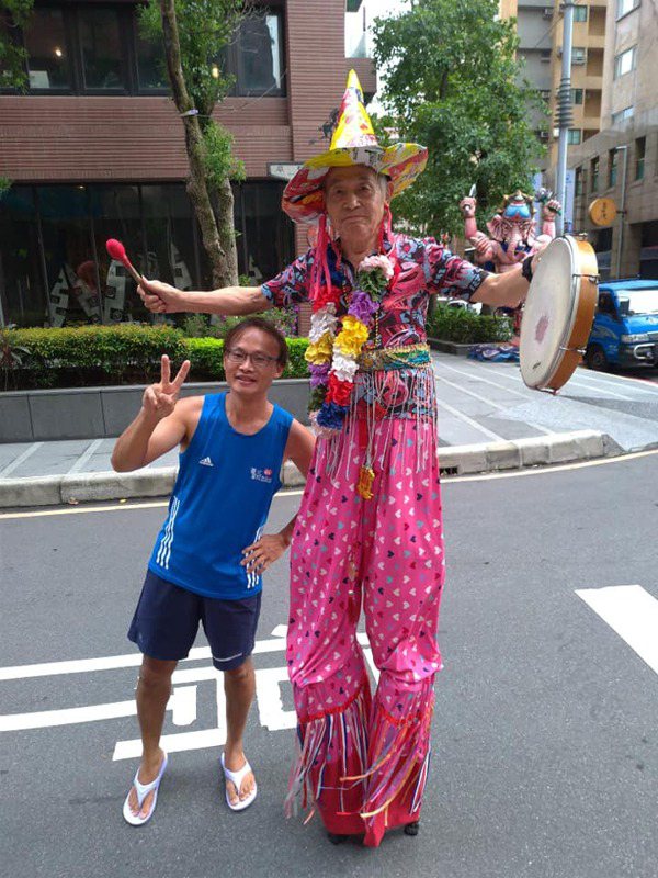 2018年夢想社區嘉年華踩街遊行，扮成稻草人，造型由老婆操刀。 圖／邱樹嘉 提供