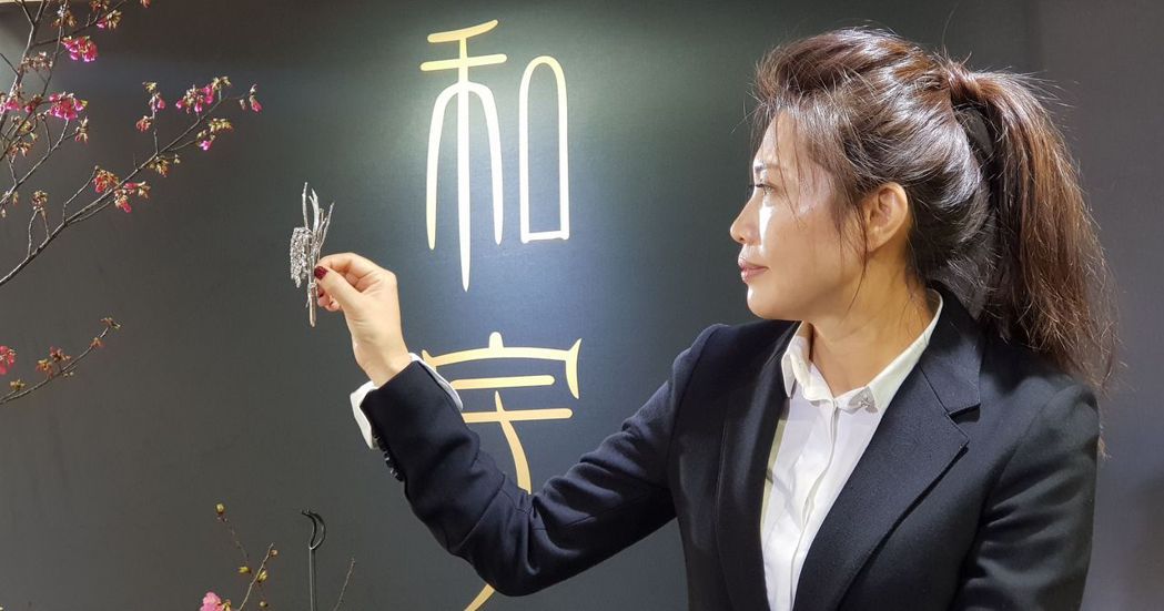 以「師法自然」為設計理念的珠寶設計師劉和宇 Ho Yu Liu，在高雄雄崗信義美...