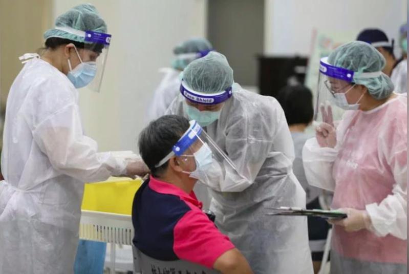 台北市COVID-19疫苗預約系統今天重啟，提供8.4萬劑量能及7處中型接種站預約，副市長蔡炳坤表示，系統開放1小時後，已有7萬6920人完成預約，總預約率達92%。聯合報系資料照
