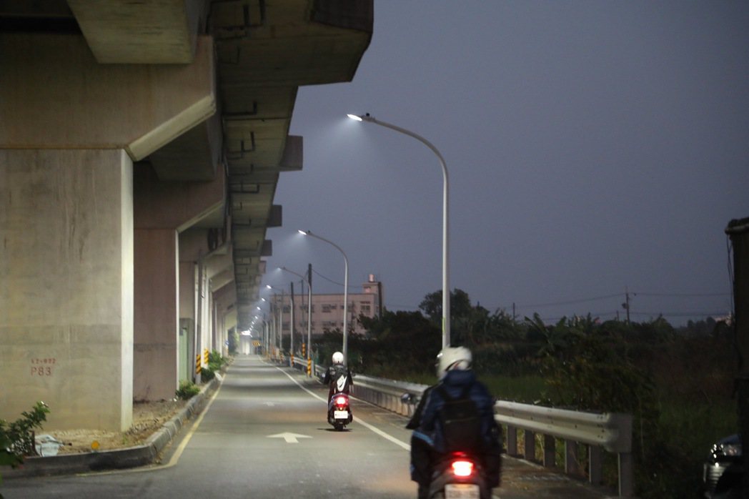 長榮大學附近路燈更新，黃偉哲宣示台南今年全面汰換路燈。圖／市政府新聞處提供