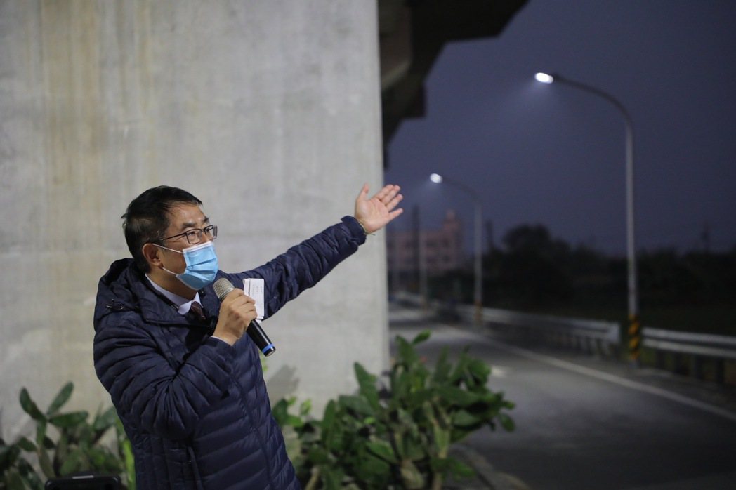 長榮大學附近路燈更新，黃偉哲宣示台南今年全面汰換路燈。圖／市政府提供