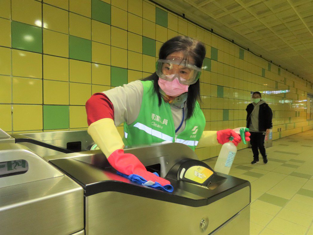 捷運公司清潔人員針對旅客經常接觸設備按時清消。記者李定宇／攝影