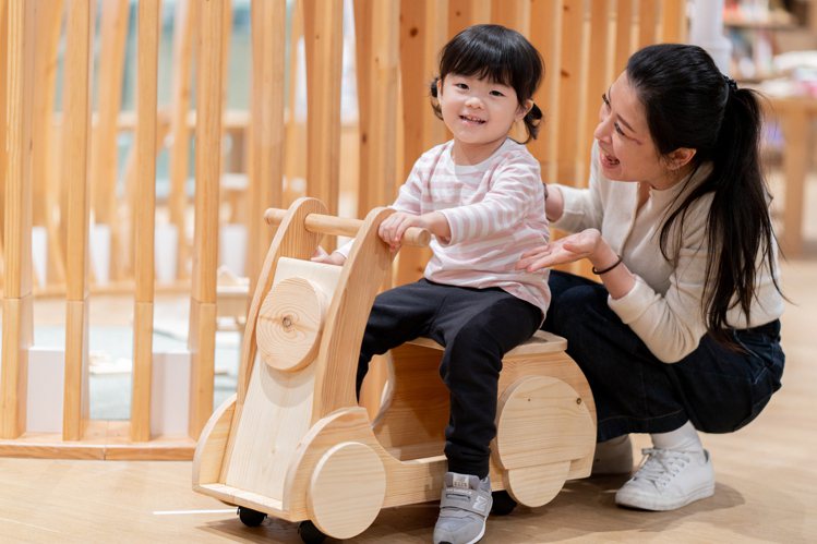 無印良品竹北門市攜手「木匠的家」關懷協會，將回收木材製成兒童車、積木等木製玩具。...