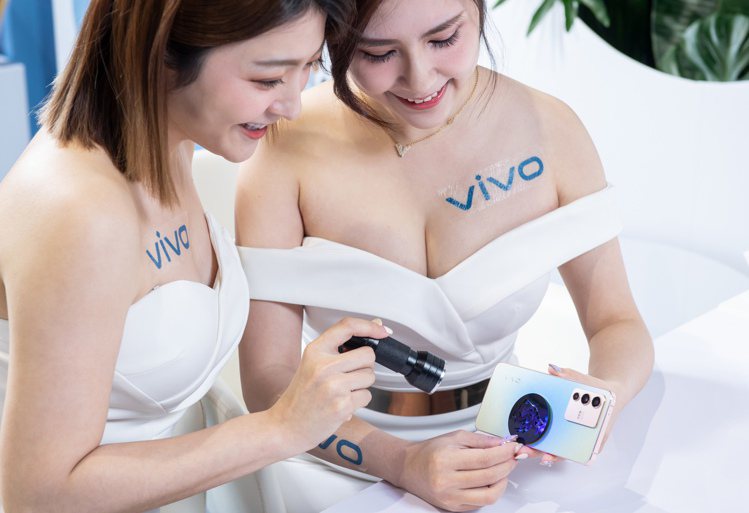 vivo V23 5G「流光金」版本首度導入全新光致變色科技，可使用紫外線燈在背...