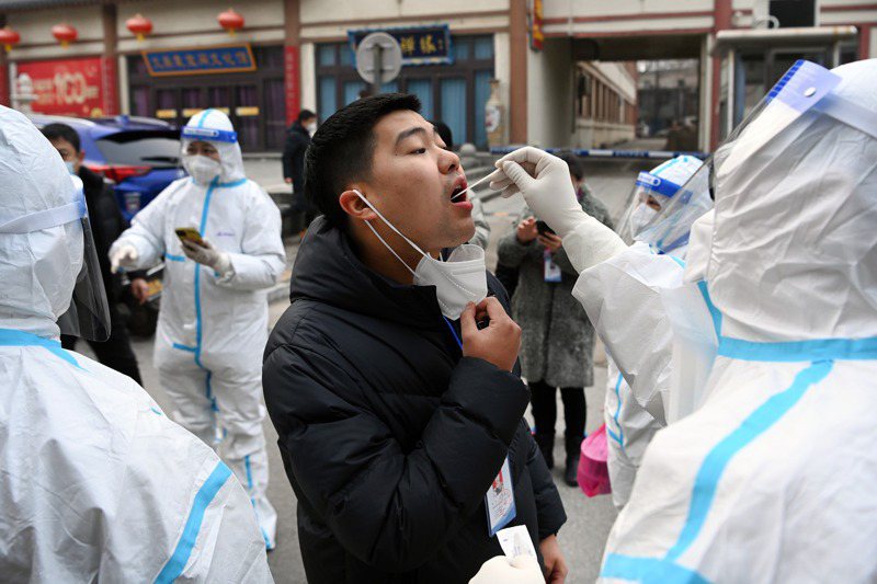 西安此次疫情，凸顯在大規模「封控」防疫體制下，生活困難的狀況。新華社