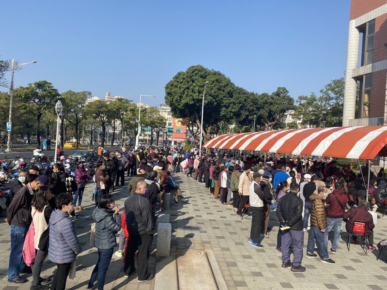 台南北區和順里活動中心昨天上午8點半開設莫德納疫苗「隨到隨打」服務，湧入逾千人排隊。記者鄭維真／攝影