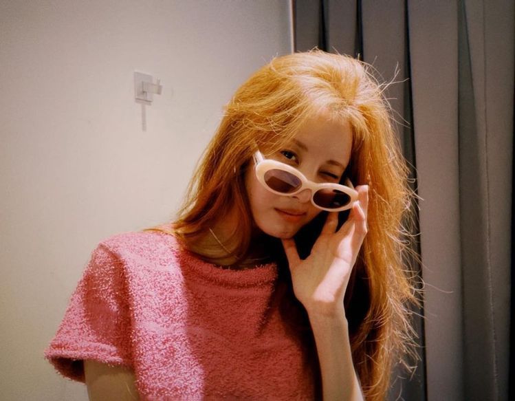 徐玄演繹韓國品牌Matin Kim粉紅色短版上衣，搭配Gentle Monster墨鏡。圖／取自IG