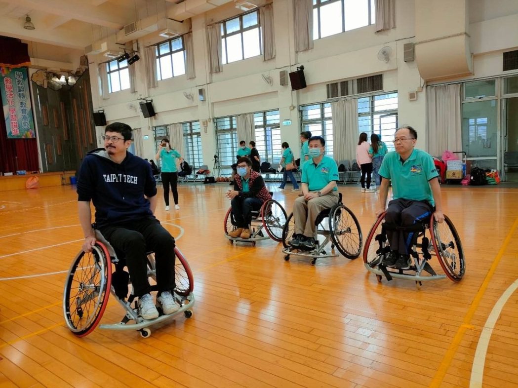 台北資財班實際參與輪籃活動，深刻體會輪籃是一個相當高難度動作。 北科大/提供
