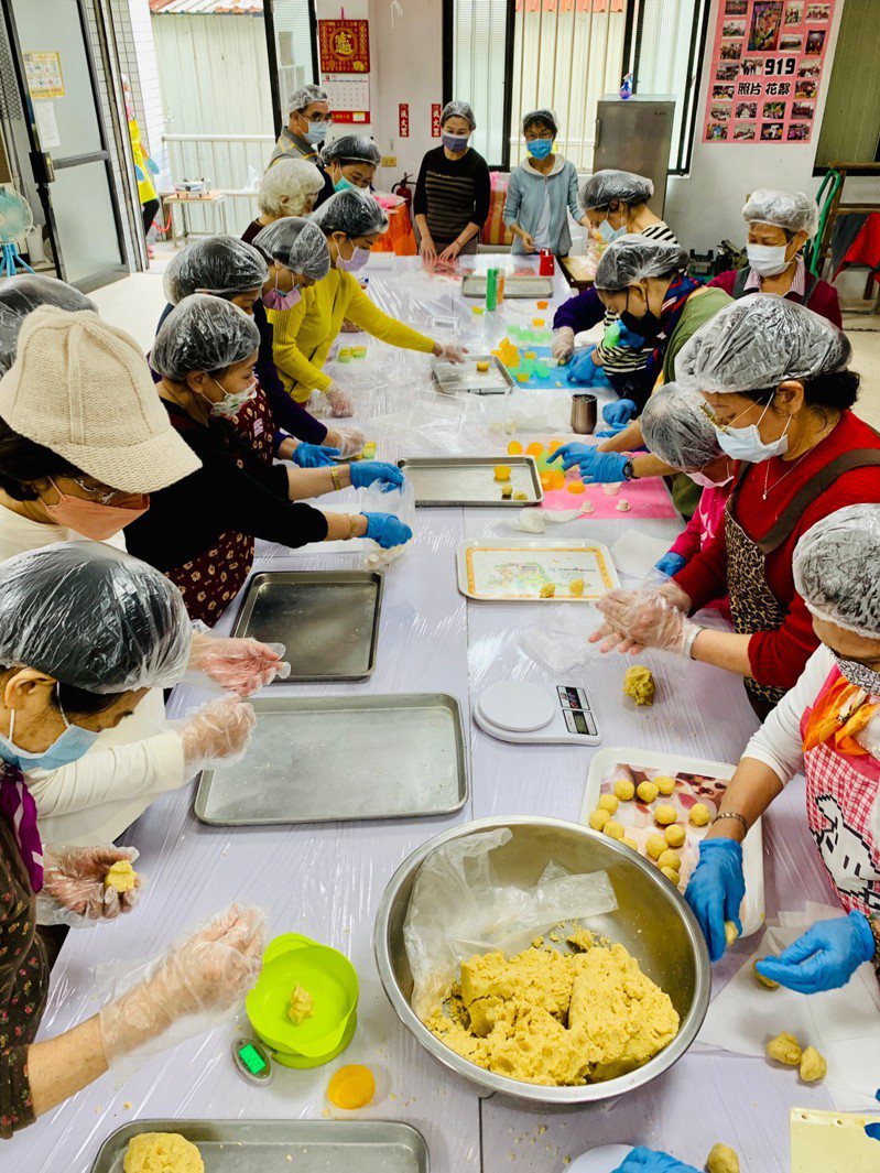 社區居民動手製作「豆粕冰糕」。圖／宜蘭縣羅東鎮漢民社區發展協會提供