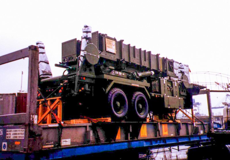 1997年1月15日，愛國者飛彈發射車運抵基隆港。圖／聯合報系資料照片