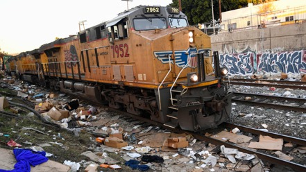 美國加州洛杉磯郡近日鐵路竊盜案件頻傳，不少竊賊趁著貨運火車停靠時，洗劫UPS、亞馬遜和聯邦快遞等的包裹，並將掏空的空紙箱丟在沿線鐵軌上。法新社