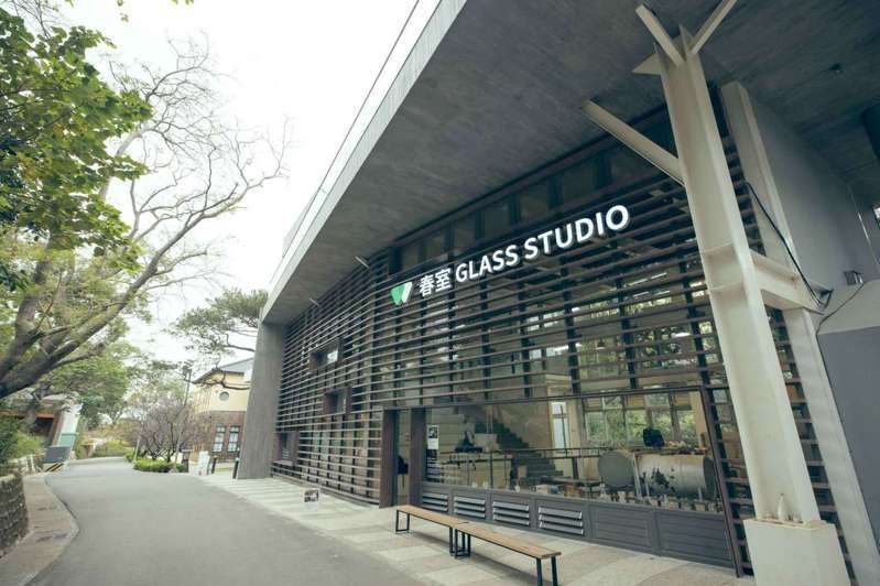 隱身新竹公園的玻璃工坊，委由在地老牌公司春池玻璃經營「春室Glass Studio」。圖／新竹市政府提供