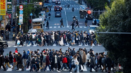 東京單日新增病例數升高。圖為東京街頭。路透