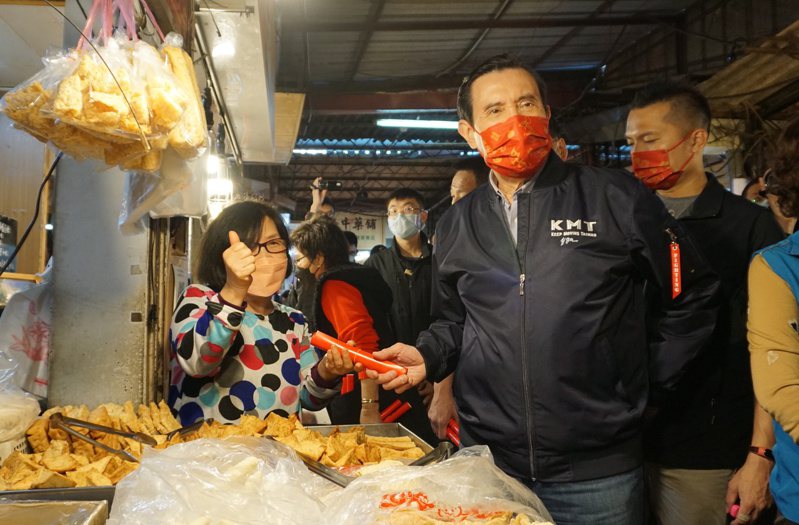 前總統馬英九（前）今下午到西屯水堀頭市場發放春聯，受到熱烈歡迎。記者洪敬浤／攝影