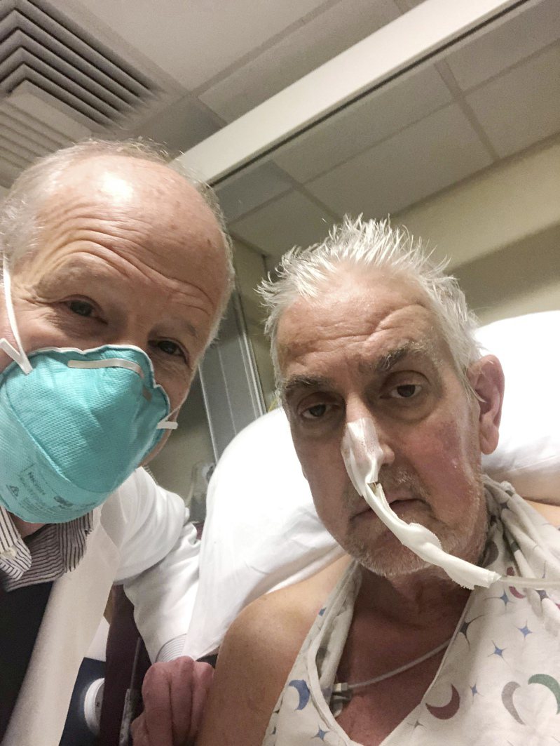 美國馬里蘭大學醫學中心醫師日前將一隻基改豬的心臟移植到57歲的病患班奈特（右）身上。美聯社