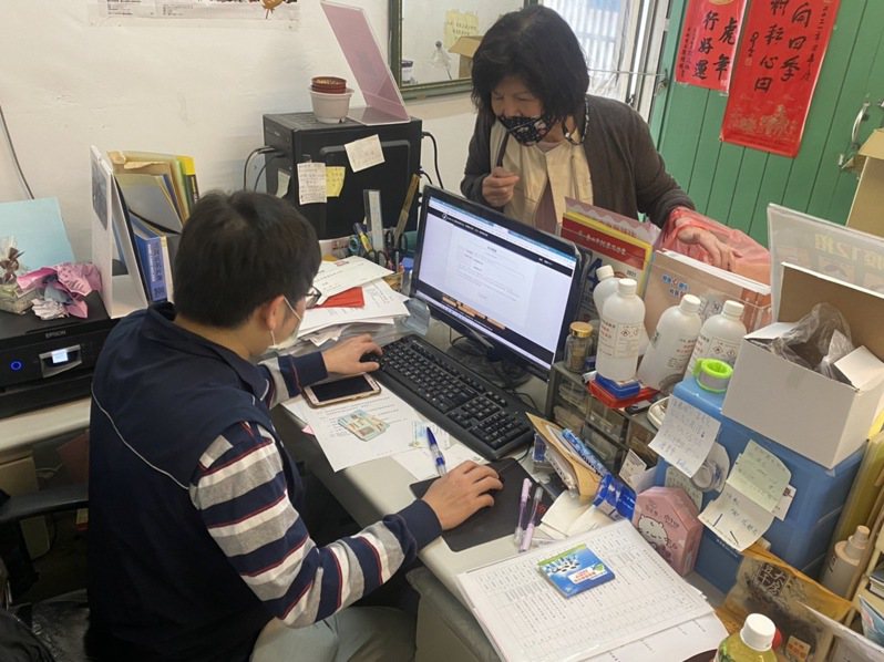 台北市民今天到里辦公室請求預約疫苗施打。圖／王鴻薇辦公室提供