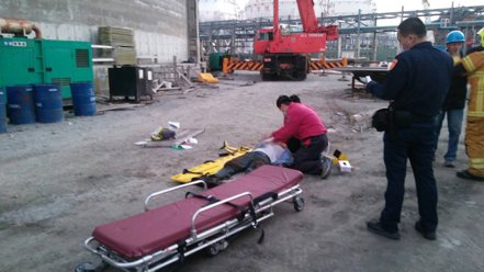 高雄港今天下午傳出鷹架倒塌，有7人受傷。記者邱奕能／翻攝