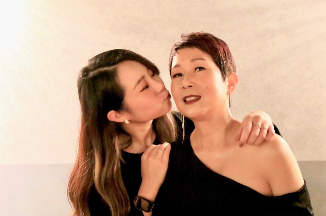 江念庭（右）重返歌壇，25歲女兒獻聲合唱力挺。圖／尚時尚提供