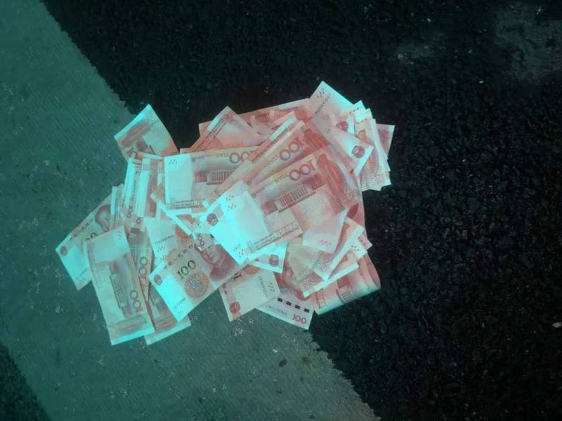 警方點算後發現共有198張紙鈔被人遺下。 網上圖片