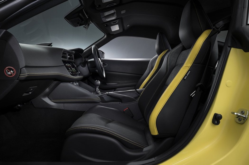 Proto Spec有著黃黑配色的跑車座椅以及內裝的黃色縫線。 圖／Nissan...