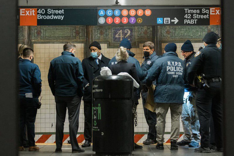 一名華裔女子15日早上9點半左右在紐約時報廣場地鐵站月台被推入鐵軌致死。圖／紐約時報