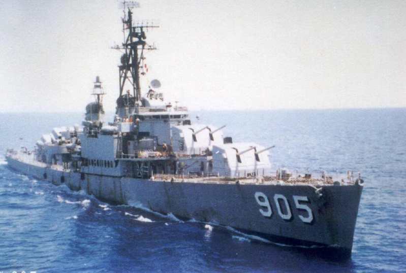 1999年1月16日，海軍編號905驅逐艦岳陽艦，服役28年正式除役，圖為在台灣海峽巡弋的雄姿。圖／海軍艦隊司令部提供