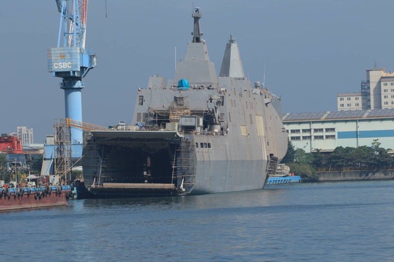 海軍玉山艦目前在高雄台船船塢中積極實施武器裝備艤裝。圖／讀者提供