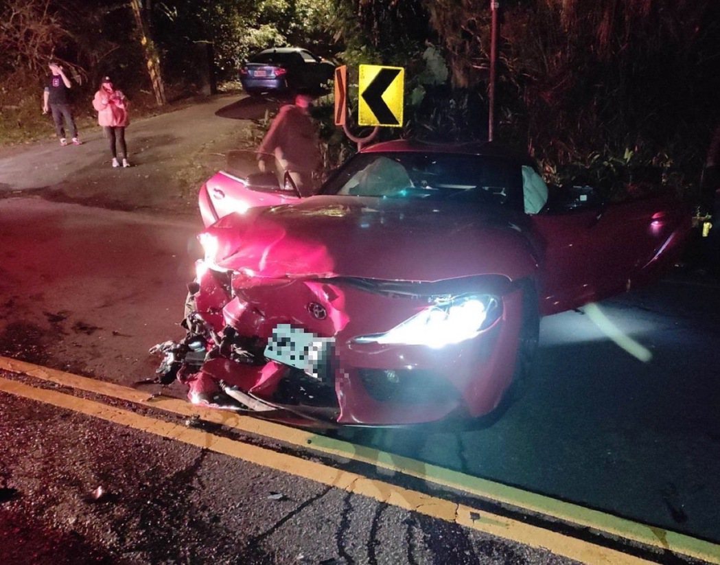 被撞的紅色轎車車頭全毀，幸好駕駛無受傷需送醫。記者翁至成／翻攝