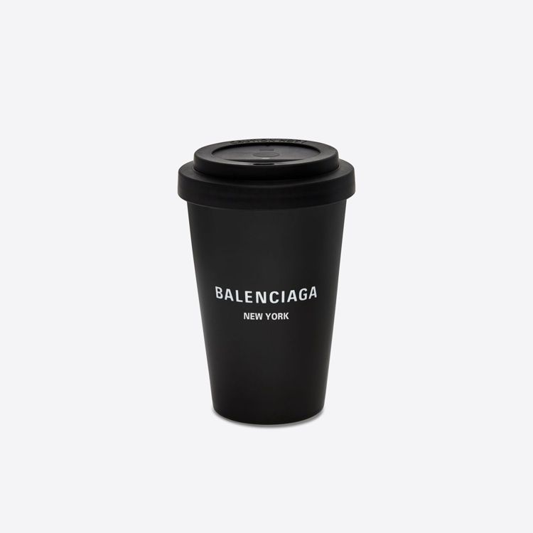 BALENCIAGA最近打造了一系列以城市命名的咖啡杯，共有黑白兩色。圖／摘自官...