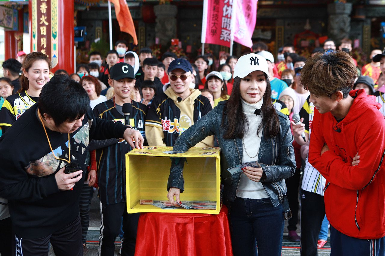 陳美鳳（右二）在錄影現場抽獎金。圖／民視提供