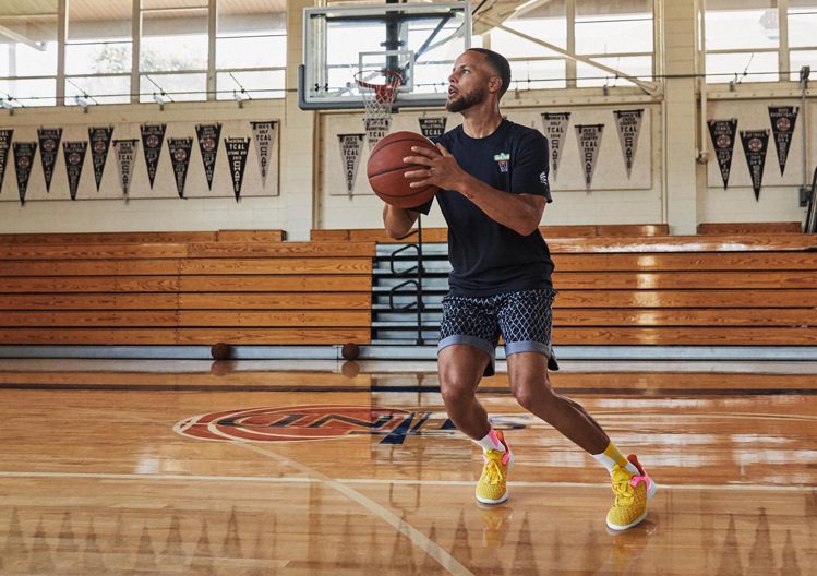 NBA球星Stephen Curry親自詮釋聯名Curry Flow 9系列籃球...