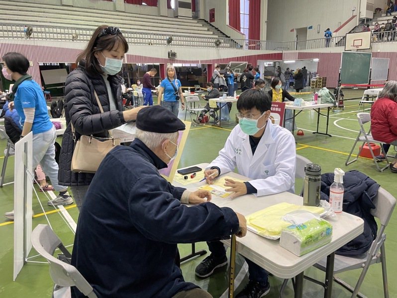 台南市民眾多施打莫德納疫苗，因數量將用盡，衛生局建議可選用BNT。圖／衛生局提供