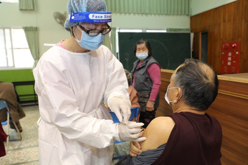 嘉義縣政府今開設6大型接種站，供民眾隨到隨打施打第3劑疫苗。圖／嘉義縣政府提供