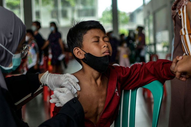去年1月一名印尼兒童接種科興疫苗。仰賴中國大陸疫苗的國家去年夏天確診病例激增，印尼就是一例。法新社