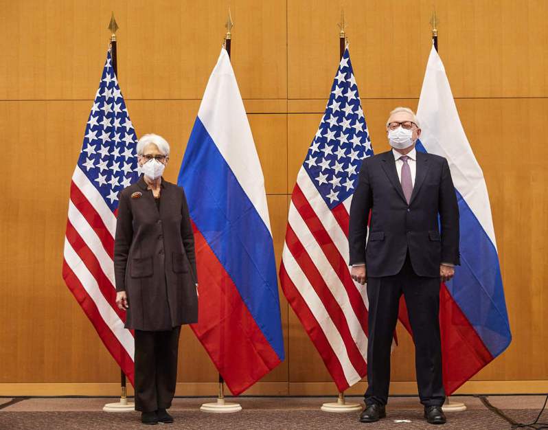 美俄上周日內瓦談判無果而終，圖為兩國談判代表美國副國務卿薛曼（左）和俄國副外長雷雅布可夫。法新社