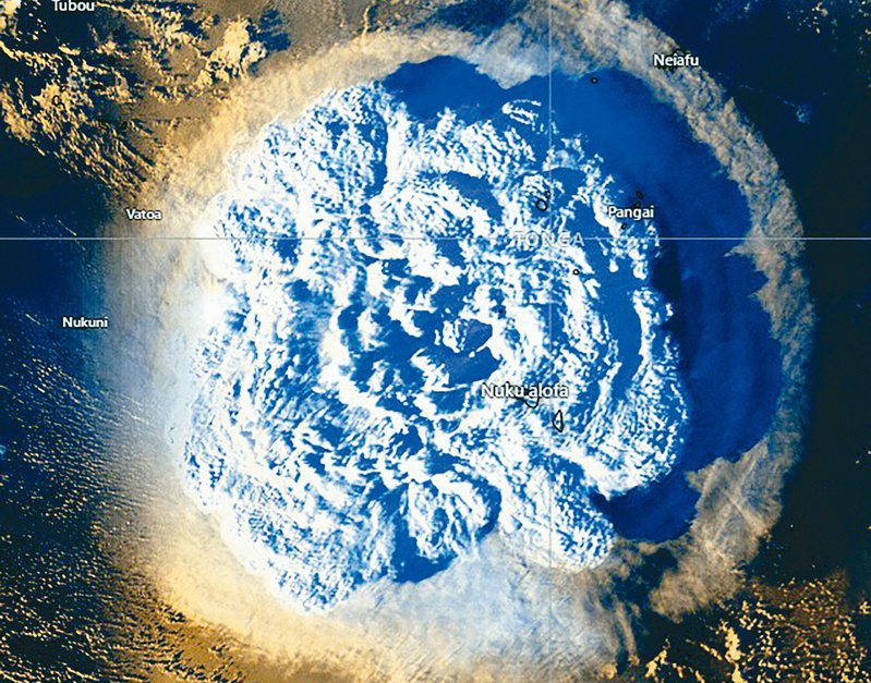 東加氣象局衛星照片顯示，洪加湯加－洪加哈派海底火山近日大規模噴發，濃煙和火山灰直衝廿公里高空。（歐新社）