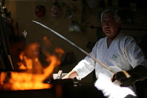 日本刀的鍛造技術有千年以上的歷史，直至現代仍非常流行。 圖／路透社