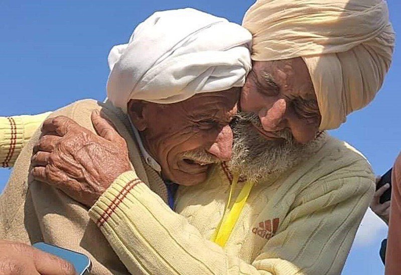 分離74年的兄弟淚眼重逢。圖／取自indianexpress