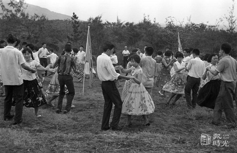 暑期青年活動，金山育樂營活動情形，圖為男女歡跳土風舞。日期：1962/8/3．攝影：王萬武．來源：聯合報